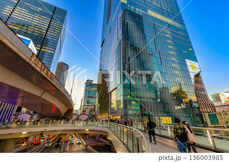 東京　渋谷区　夕方の渋谷駅前の街並み　渋谷スクランブルスクエア 136003985