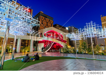 東京　渋谷区　渋谷サクラステージの夜景（にぎわいSTAGE） 136004014