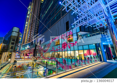 東京 渋谷区 渋谷サクラステージの夜景(にぎわいSTAGE) 東京 渋谷区 渋谷サクラステージの夜景(にぎわいSTAGE) 136004017
