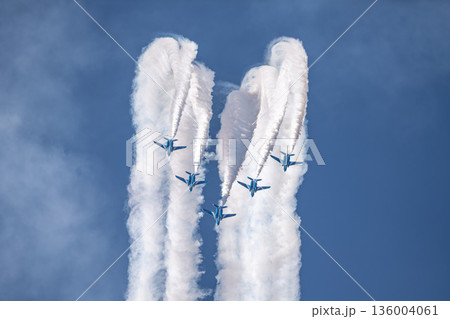 青空のキャンバスに描くアクロバット飛行 青空のキャンバスに描くアクロバット飛行 136004061