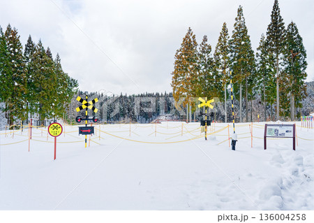 足元が雪に覆われた踏切 136004258