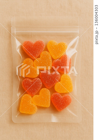 チャック付き袋に入ったハート型のカラフルなグミ 136004303