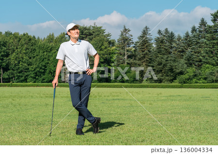 新緑の中でゴルフウェアを着た男性ゴルファー(ゴルフコース・アカデミー・会員権) 新緑の中でゴルフウェアを着た男性ゴルファー(ゴルフコース・アカデミー・会員権) 136004334