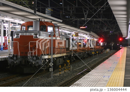 山陽本線岡山駅に停車中のレール輸送列車（DE10形ディーゼル機関車牽引） 136004444