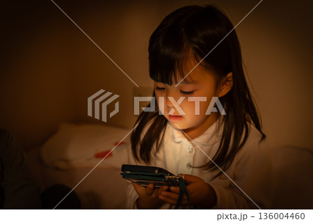 夜中にスマートフォンを使う女の子 夜中にスマートフォンを使う女の子 136004460