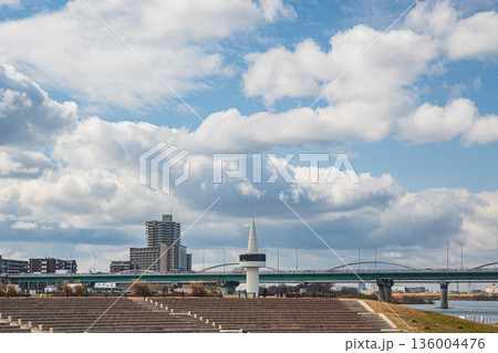 淀川河川公園枚方地区淀川アクアシアターから枚方大橋の景観　枚方市 136004476