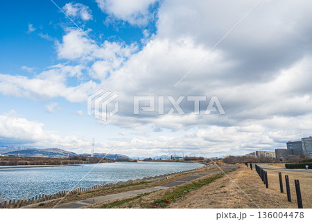 淀川河川公園枚方地区から淀川上流方面の眺め　枚方市 136004478