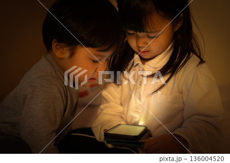 暗闇でスマホを使う子供達 暗闇でスマホを使う子供達 136004520