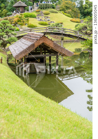 元禄文化の庭園 後楽園 中の島の舟小屋(岡山藩主池田氏による造営の大名庭園)日本三名園 元禄文化の庭園 後楽園 中の島の舟小屋(岡山藩主池田氏による造営の大名庭園)日本三名園 136005045