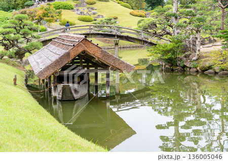 元禄文化の庭園 後楽園 中の島の舟小屋(岡山藩主池田氏による造営の大名庭園)日本三名園 元禄文化の庭園 後楽園 中の島の舟小屋(岡山藩主池田氏による造営の大名庭園)日本三名園 136005046