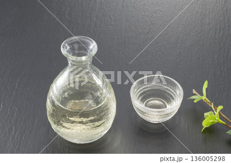 黒い背景のおちょこに置かれた冷酒と冷酒 136005298