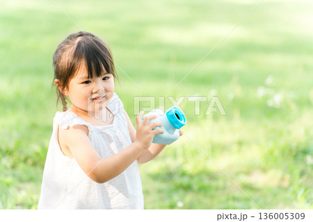公園でシャボン玉で遊ぶ子供(ピクニック・キャンプ・アウトドア) 公園でシャボン玉で遊ぶ子供(ピクニック・キャンプ・アウトドア) 136005309
