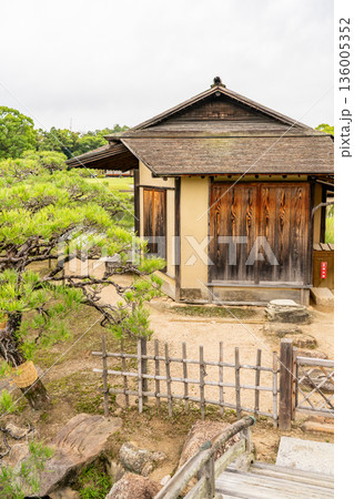 元禄文化の庭園 後楽園 中の島の島茶屋(岡山藩主池田氏による造営の大名庭園)日本三名園 元禄文化の庭園 後楽園 中の島の島茶屋(岡山藩主池田氏による造営の大名庭園)日本三名園 136005352