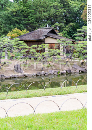 元禄文化の庭園 後楽園 中の島の島茶屋(岡山藩主池田氏による造営の大名庭園)日本三名園 元禄文化の庭園 後楽園 中の島の島茶屋(岡山藩主池田氏による造営の大名庭園)日本三名園 136005353