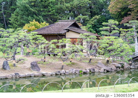 元禄文化の庭園　後楽園　中の島の島茶屋（岡山藩主池田氏による造営の大名庭園）日本三名園 136005354