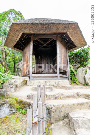 元禄文化の庭園　後楽園　唯心山の唯心堂（岡山藩主池田氏による造営の大名庭園）日本三名園 136005355