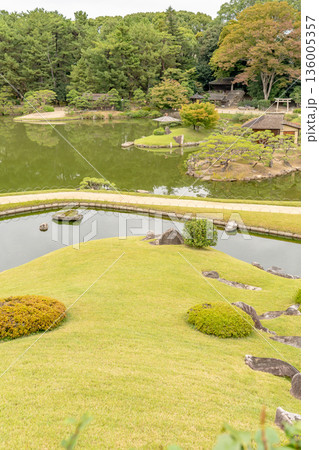 元禄文化の庭園　後楽園　唯心山から眺める沢の池（岡山藩主池田氏による造営の大名庭園）日本三名園 136005357