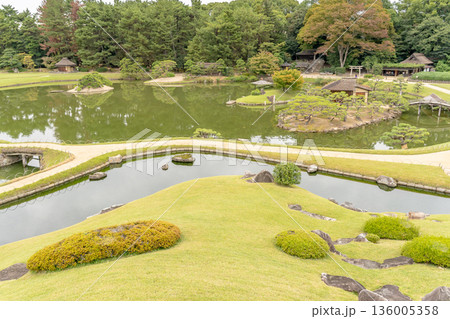 元禄文化の庭園 後楽園 唯心山から眺める沢の池(岡山藩主池田氏による造営の大名庭園)日本三名園 元禄文化の庭園 後楽園 唯心山から眺める沢の池(岡山藩主池田氏による造営の大名庭園)日本三名園 136005358