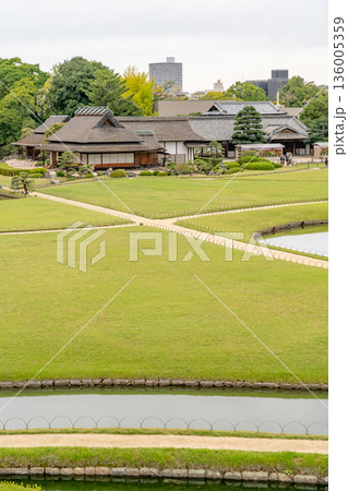元禄文化の庭園 後楽園 唯心山から眺める延養亭(岡山藩主池田氏による造営の大名庭園)日本三名園 元禄文化の庭園 後楽園 唯心山から眺める延養亭(岡山藩主池田氏による造営の大名庭園)日本三名園 136005359