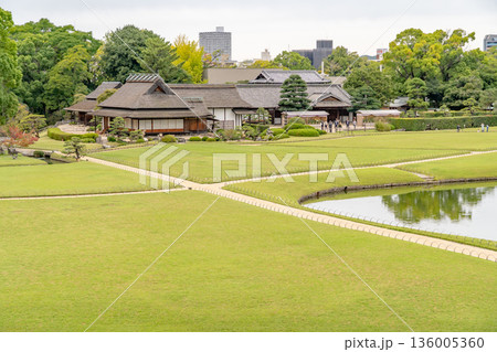 元禄文化の庭園　後楽園　唯心山から眺める延養亭（岡山藩主池田氏による造営の大名庭園）日本三名園 136005360
