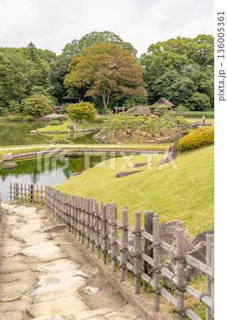 元禄文化の庭園　後楽園　唯心山から眺める沢の池（岡山藩主池田氏による造営の大名庭園）日本三名園 136005361