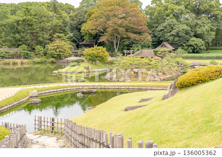 元禄文化の庭園　後楽園　唯心山から眺める沢の池（岡山藩主池田氏による造営の大名庭園）日本三名園 136005362