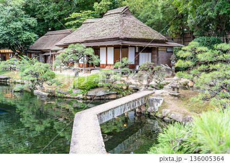 元禄文化の庭園 後楽園 廉池軒(岡山藩主池田氏による造営の大名庭園)日本三名園 元禄文化の庭園 後楽園 廉池軒(岡山藩主池田氏による造営の大名庭園)日本三名園 136005364