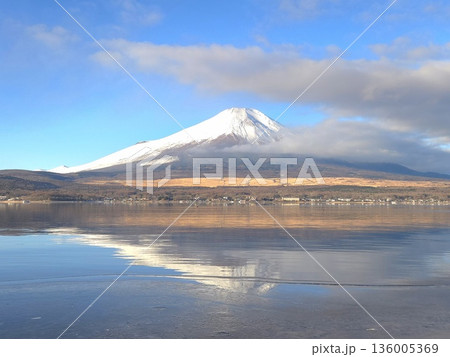 雪の富士山と逆さ富士(山中湖) 雪の富士山と逆さ富士(山中湖) 136005369