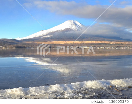 雪の富士山と逆さ富士(山中湖) 雪の富士山と逆さ富士(山中湖) 136005370