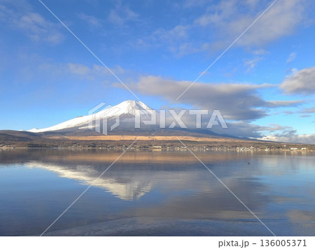 雪の富士山と逆さ富士(山中湖) 136005371
