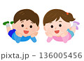 寝そべる男の子と女の子　イラスト 136005456