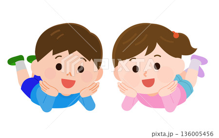 寝そべる男の子と女の子　イラスト 136005456