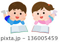 寝そべって本を読む男の子と女の子　イラスト 136005459