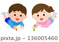 クレヨンでおえかきする男の子と女の子　イラスト 136005460