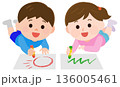クレヨンで画用紙におえかきする男の子と女の子　イラスト 136005461