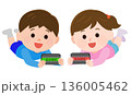 ゲーム機で遊ぶ男の子と女の子　イラスト 136005462