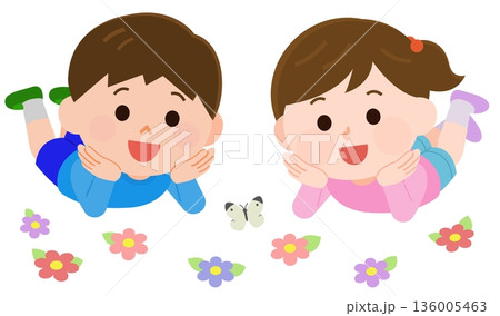 花畑で寝そべる男の子と女の子　イラスト 136005463