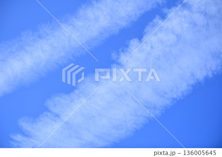 日本の横浜都市景観珍景航空機通過…霧散する2本の飛行機雲と通過する航空機…航空機ラッシュ…未来へ 136005645