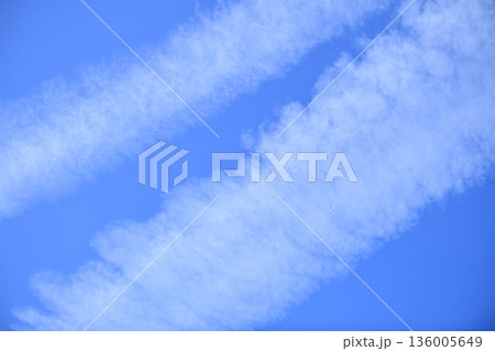 日本の横浜都市景観珍景航空機通過…霧散する2本の飛行機雲と通過する航空機…航空機ラッシュ…新時代へ 136005649