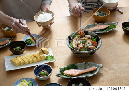 和食 朝食風景 食卓の料理 人物 和食 朝食風景 食卓の料理 人物 136005741