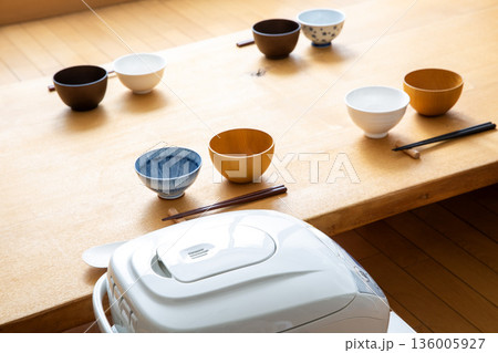 配膳された食卓のテーブル 配膳された食卓のテーブル 136005927