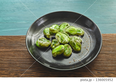 空豆の蒸し焼き 黒胡椒がけ 空豆の蒸し焼き 黒胡椒がけ 136005952