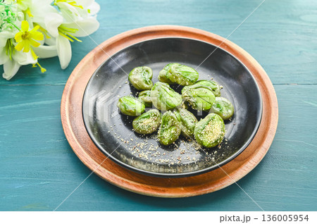空豆の蒸し焼き 粉チーズがけ 空豆の蒸し焼き 粉チーズがけ 136005954