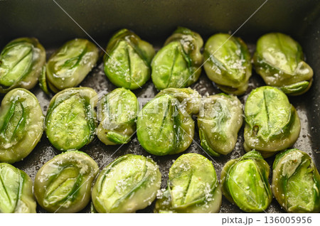 そら豆の蒸し炒め 塩をかける そら豆の蒸し炒め 塩をかける 136005956