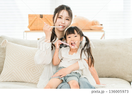 リビングで娘と一緒に歯磨きをする親子,母子,家族,母親 リビングで娘と一緒に歯磨きをする親子,母子,家族,母親 136005973
