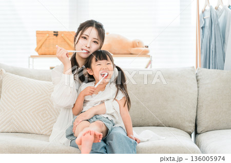 リビングで娘と一緒に歯磨きをする親子,母子,家族,母親 136005974