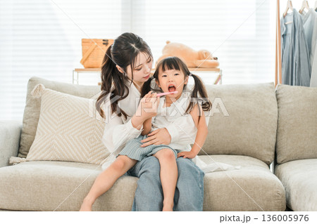 リビングで娘と一緒に歯磨きをする親子,母子,家族,母親 136005976
