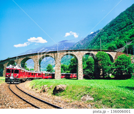 スイス名物の赤い特急列車の絶景 スイス名物の赤い特急列車の絶景 136006001