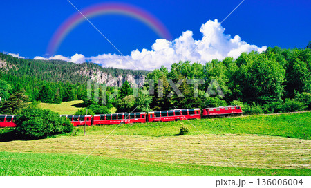 スイス名物の赤い特急列車の絶景 　  136006004