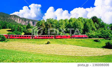 スイス名物の赤い特急列車の絶景 スイス名物の赤い特急列車の絶景 136006006